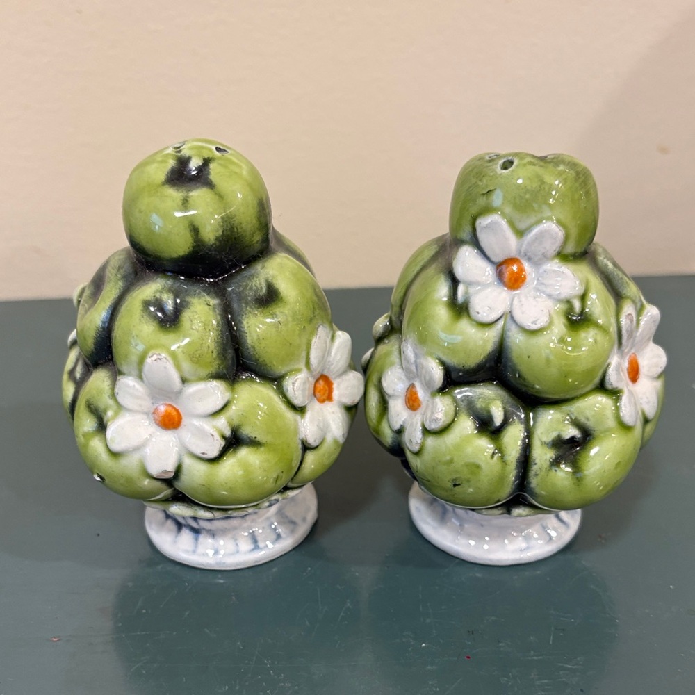 Vintage 1967 Inarco Ceramic Green Apple & Daisies Salt & Pepper Shakers.Set of 2